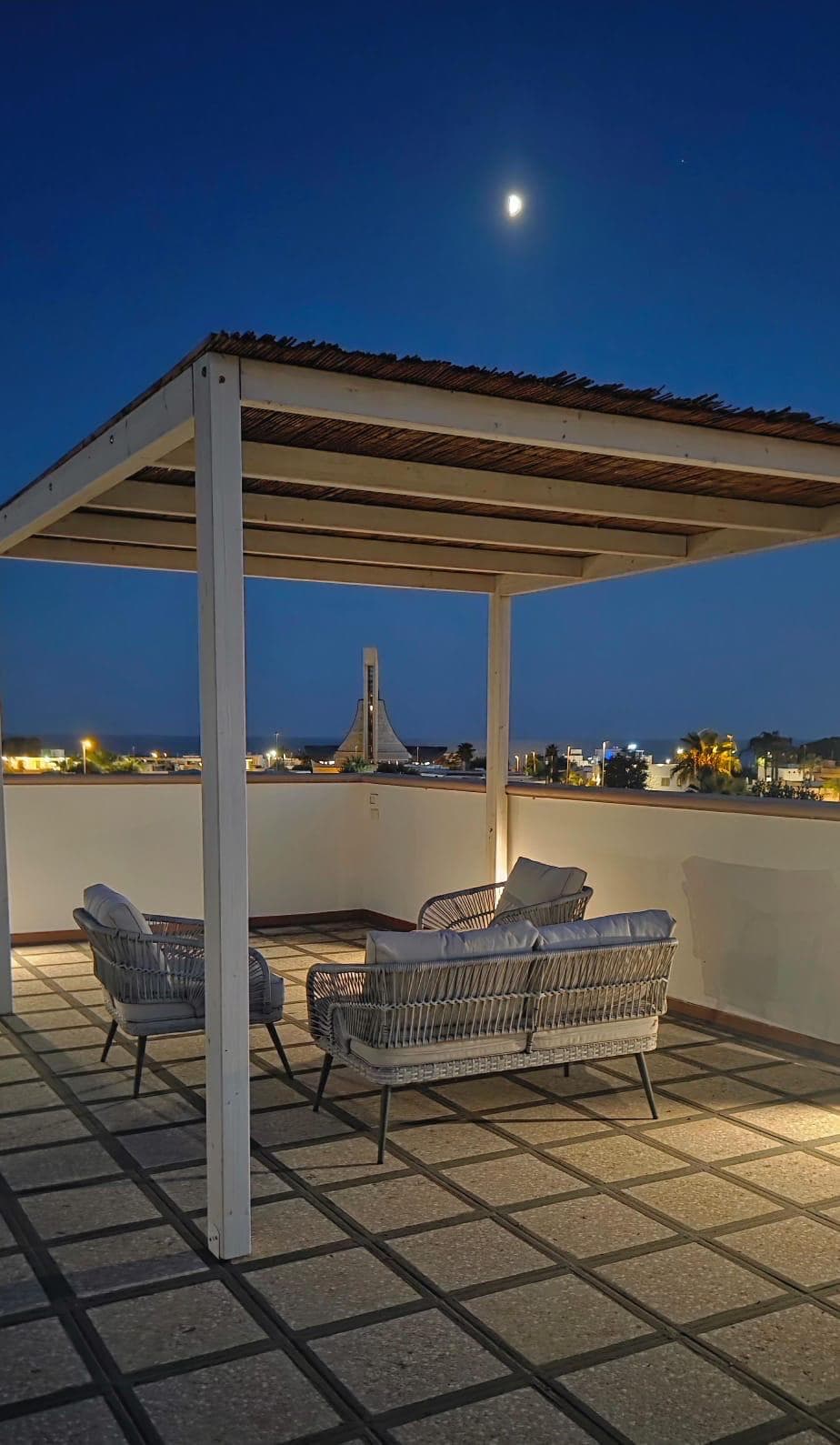 Il gazebo sulla terrazza panoramica, di sera