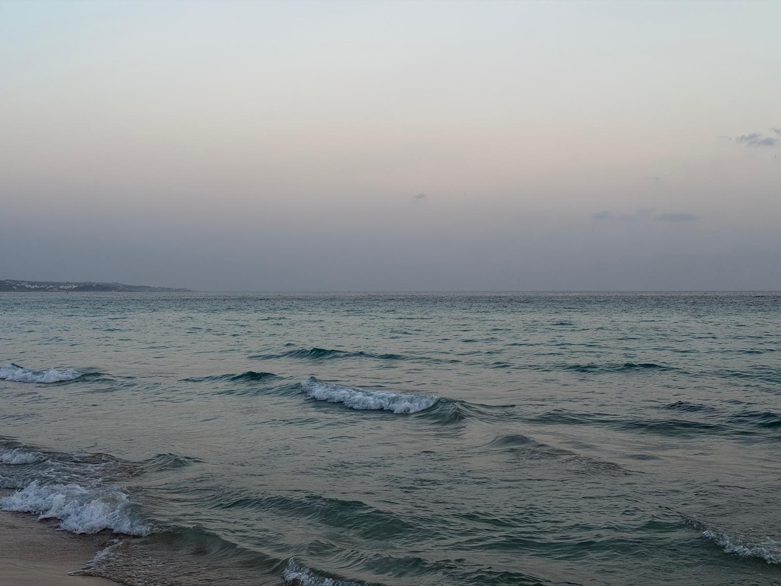 Il mare di Pescoluse al calare del sole, con le onde sulla battigia