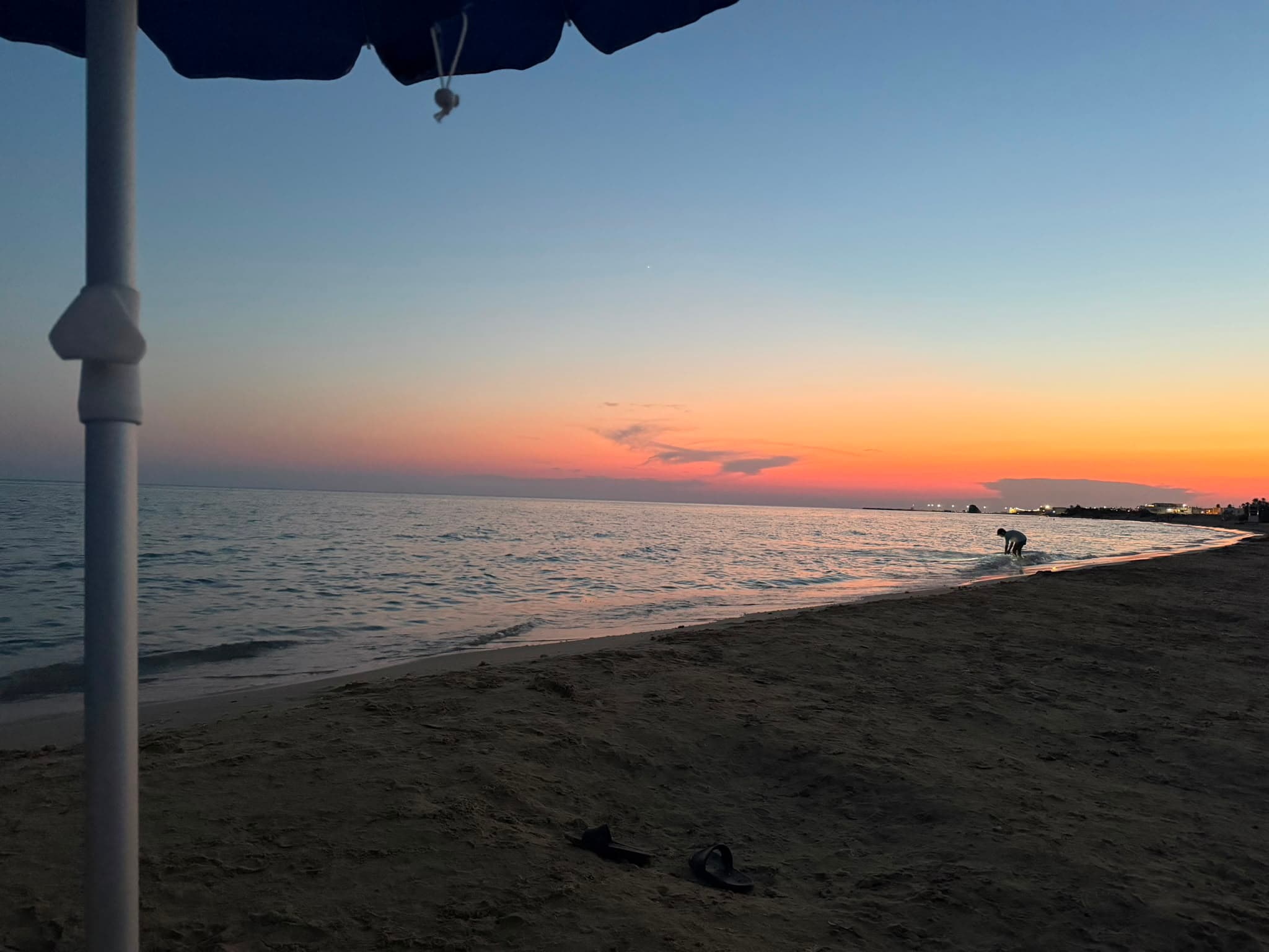 La spiaggia di Pescoluse al tramonto, vista da sotto un ombrellone